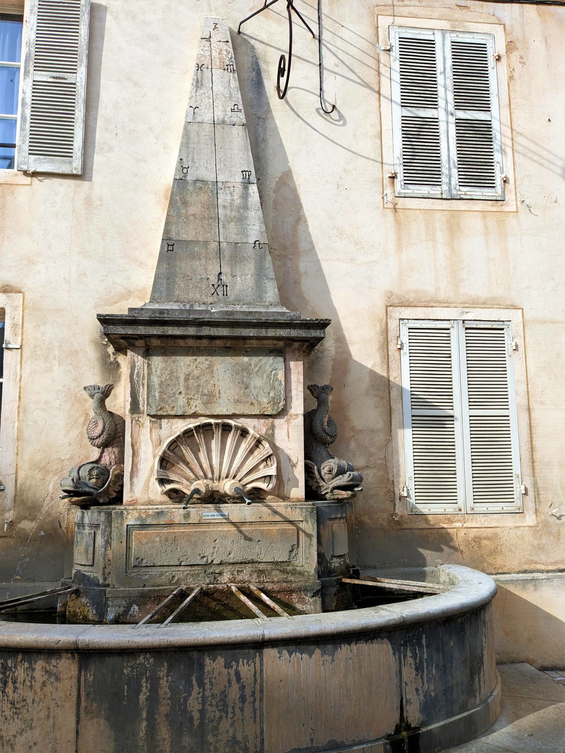 fontaine dauphins givry